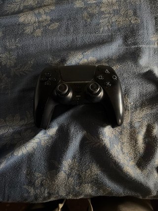 Console PlayStation 5 PS5 Bianca Slim con un Mando