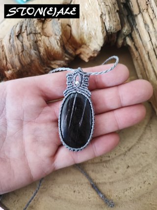 Collana con ciondolo in macrame con iperstene