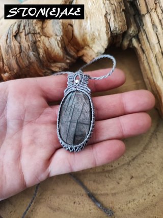 Collana con ciondolo in macrame con iperstene