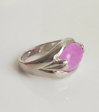 Anillo plateado con piedra morada