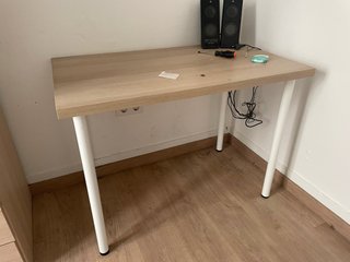 Mesa de madera y metal