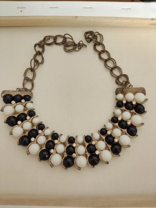 Collar de perlas blanco y negro