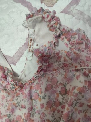 Blusa floral con volantes