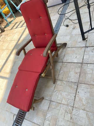 Mecedora de madera y tela roja