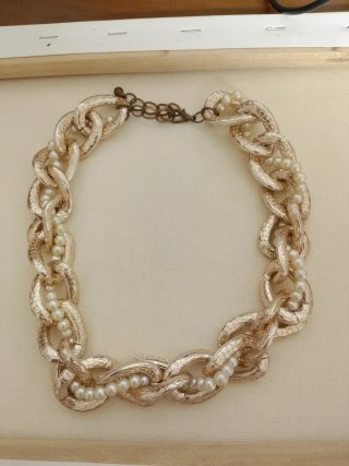 Collar dorado con perlas