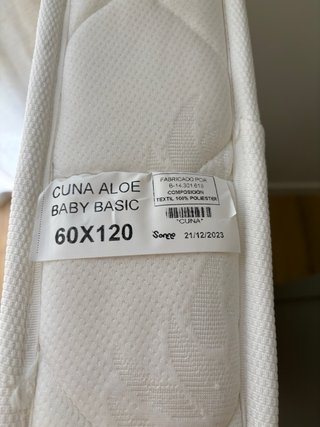 Cuna de bebé con colchón