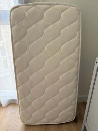 Cuna de bebé con colchón