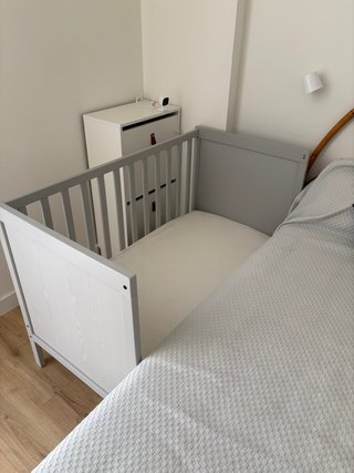 Cuna de bebé con colchón