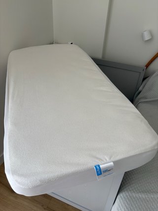 Cuna de bebé con colchón