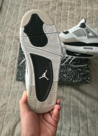Zapatillas Jordan Beige y Blancas
