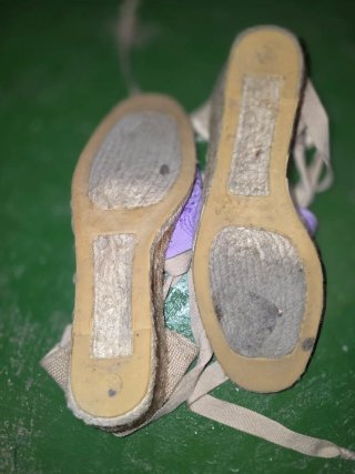 Alpargatas cuña bordadas moradas