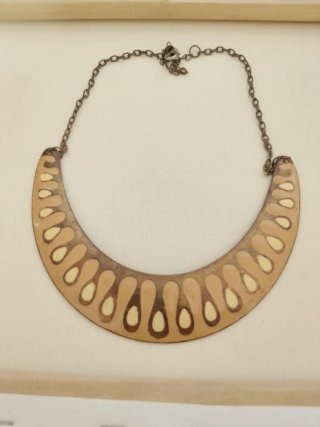 Collar estilo babero beige y marrón
