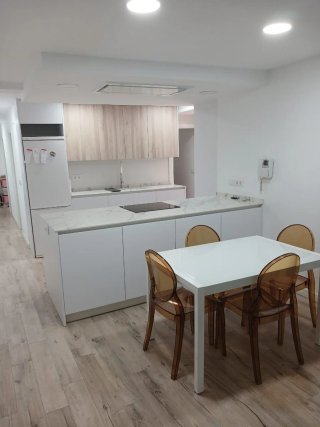 Amplio piso con terraza junto al Metro: Amistat