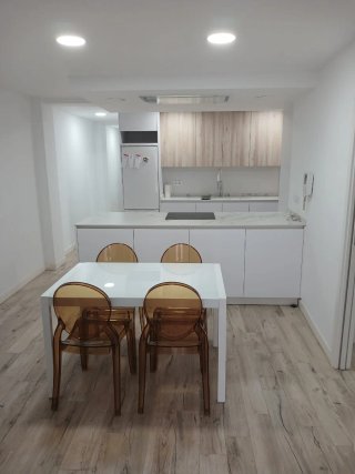 Amplio piso con terraza junto al Metro: Amistat
