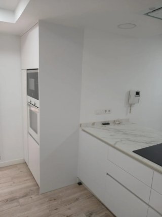 Amplio piso con terraza junto al Metro: Amistat