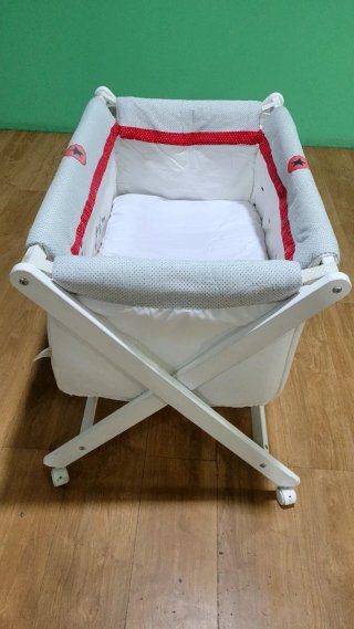 Minicuna plegable con ruedas. Estructura madera.