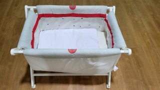 Minicuna plegable con ruedas. Estructura madera.