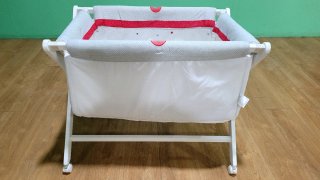 Minicuna plegable con ruedas. Estructura madera.