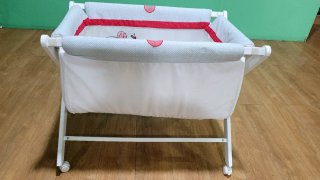 Minicuna plegable con ruedas. Estructura madera.