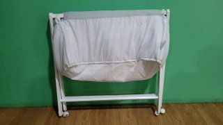 Minicuna plegable con ruedas. Estructura madera.