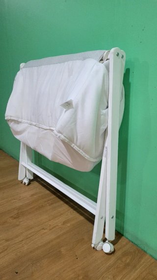 Minicuna plegable con ruedas. Estructura madera.