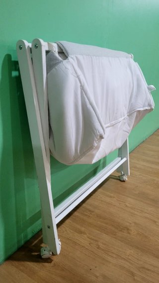 Minicuna plegable con ruedas. Estructura madera.