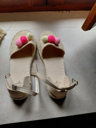 Sandalias Sfera Beige con Pompones Rosas y Amarill