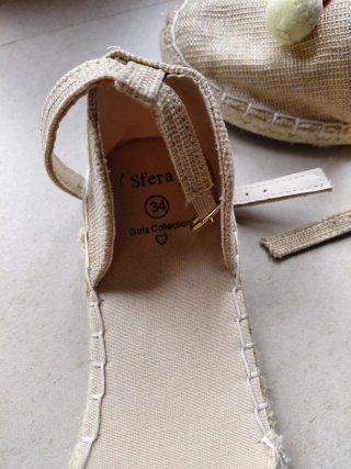 Sandalias Sfera Beige con Pompones Rosas y Amarill