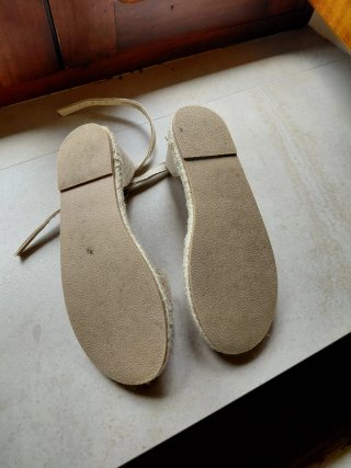 Sandalias Sfera Beige con Pompones Rosas y Amarill