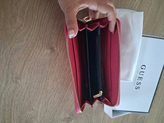 Monedero Guess Rosa con Diseño Trenzado