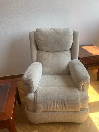 Sillón de tela beige