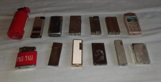 Set di accendini e accendino a forma di estintore