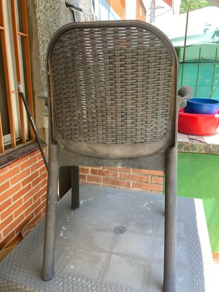 Mesa de jardín de resima con dos sillas.