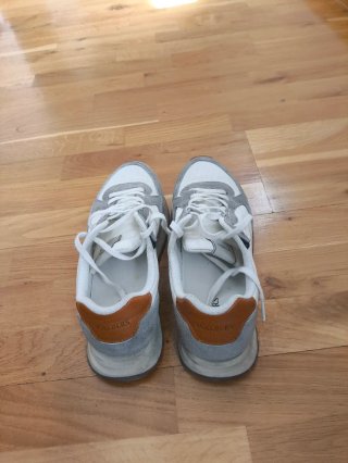 Zapatillas Scalpers grises y blancas