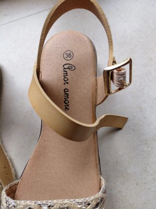 Sandalias Amor Amore Talla 36 Beige y Dorado