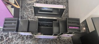 Maletín de cosméticos morado y plateado