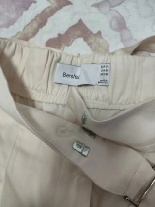 Pantalones beige con cinturón