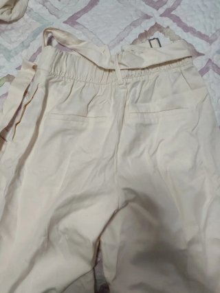 Pantalones beige con cinturón