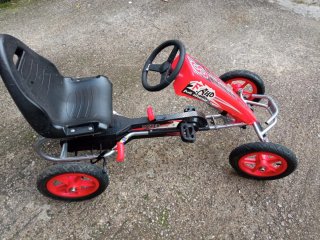 Kart a pedales rojo y negro