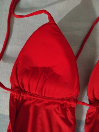 Costume intero rosso con scollo a V
