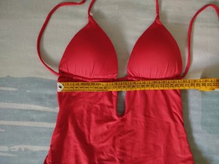 Costume intero rosso con scollo a V
