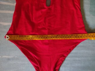 Costume intero rosso con scollo a V