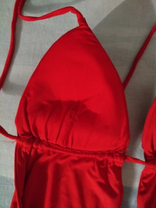 Costume intero rosso con scollo a V