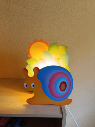 Lámpara  infantil con alegre y colorido caracol.