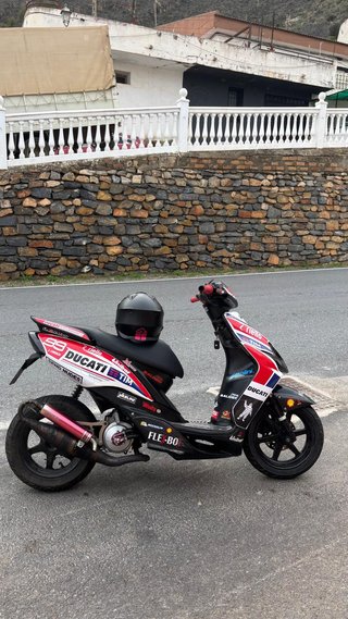Yamaha Jog RR Negra y Roja