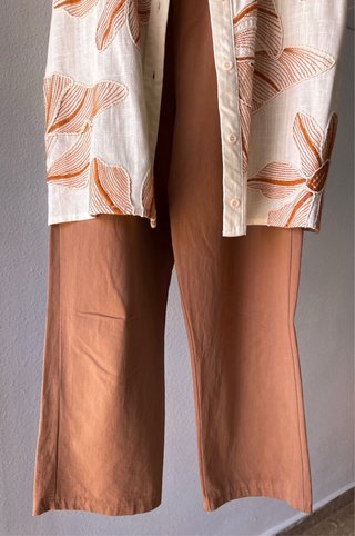 Conjunto de traje mujer beige y marrón