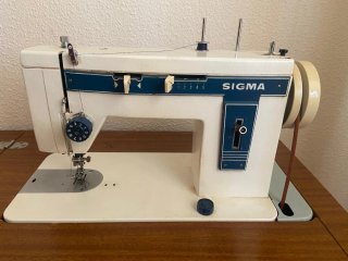 Máquina de coser Sigma con mueble