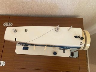 Máquina de coser Sigma con mueble