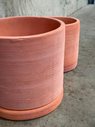 Set Karlina de 2 macetas con plato de terracota Ø 33 cm / Ø 24 cm