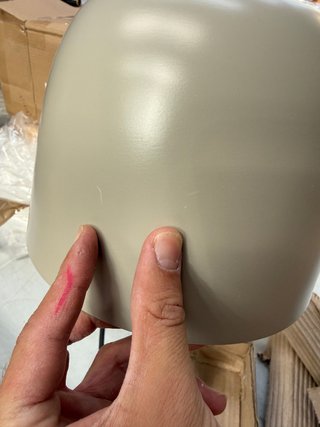 Lámpara de mesa Alish de metal con acabado pintado beige y mármol blanco.